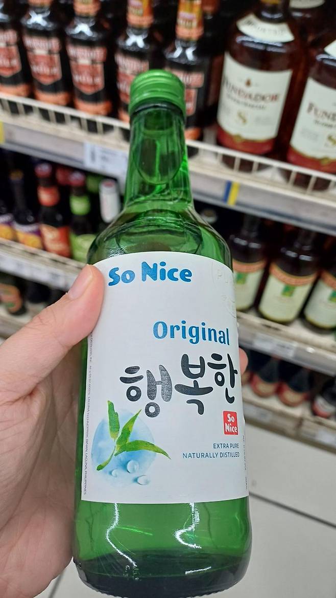 한국 소주의 약 60% 가격으로 팔리고 있는 현지 생산 소주 브랜드. 한국 정식 수입 소주와 달리 뚜껑 부분에 관세 인증 표지가 붙어 있지 않다.