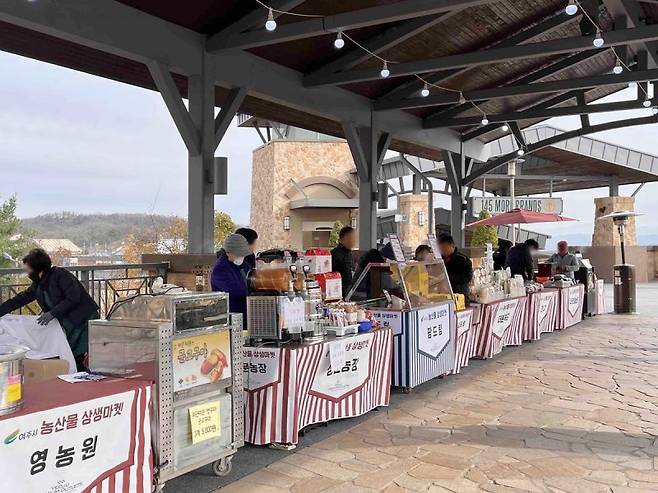 신세계사이먼은 경기 여주시 소상공인과 함께 하는 직거래 장터를 열어 지역경제 활성화에 기여하고 있다.