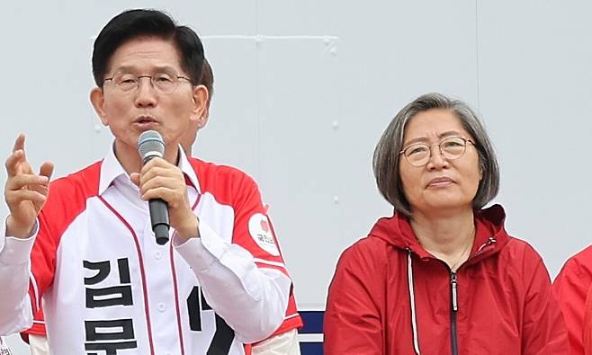 이수정 국민의힘 경기 수원정 당협위원장이 16일 오전 경기 화성시 동탄 센트럴파크에서 김문수 국민의힘 대통령 후보가 유세하는 모습을 지켜보고 있다. 신소영 기자 viator@hani.co.kr