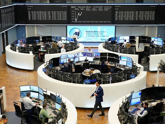 27일(현지시각) 독일 프랑크푸르트의 증권거래소 전광판에 닥스(DAX) 지수 가격을 나타내는 그래프가 보인다. 로이터 연합뉴스