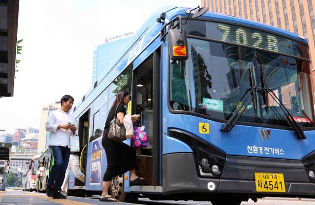 27일 서울 중구 서울역 버스승강장에서 시민들이 시내버스를 타고 있다. 뉴시스