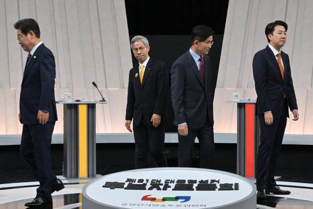 (왼쪽부터) 이재명 더불어민주당 대선 후보, 권영국 민주노동당 대선 후보, 김문수 국민의힘 대선 후보, 이준석 개혁신당 대선 후보가 27일 서울 마포구 상암동 MBC 스튜디오에서 진행된 정치 분야 TV토론회에 앞서 포즈를 취한 후 자리로 돌아가고 있다. 국회사진기자단