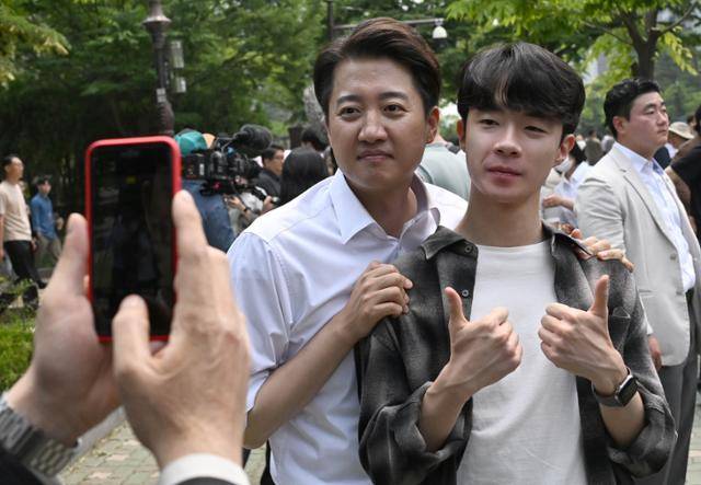 이준석 개혁신당 대선 후보가 28일 서울 여의도 공원에서 산책유세를 하고 있다. 코리아타임스 심현철 기자