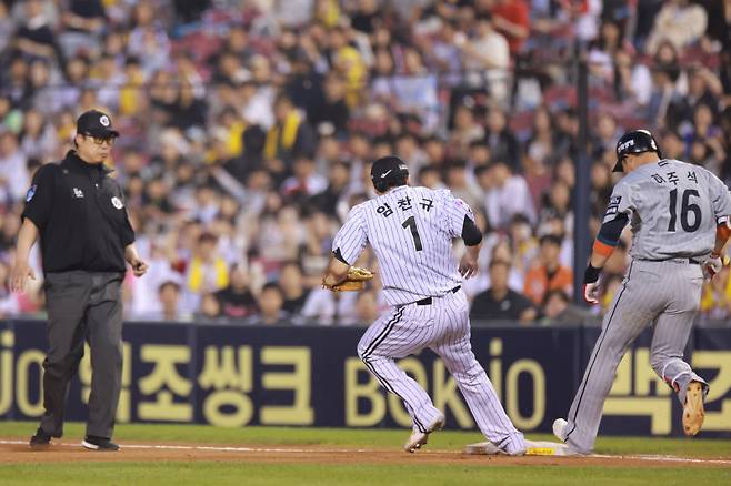 <yonhap photo-4326=""> 임찬규 '내가 빨랐다' (서울=연합뉴스) 신현우 기자 = 27일 서울 잠실야구장에서 열린 프로야구 2025 신한 SOL 뱅크 KBO리그 한화 이글스와 LG 트윈스의 경기. 6회초 1사 한화 하주석 땅볼을 LG 임찬규가 1루에서 포스아웃시키고 있다. 원심은 세이프였으나 비디오판독으로 아웃 판정. 2025.5.27 nowwego@yna.co.kr/2025-05-27 20:06:00/ <저작권자 ⓒ 1980-2025 ㈜연합뉴스. 무단 전재 재배포 금지, AI 학습 및 활용 금지></yonhap>