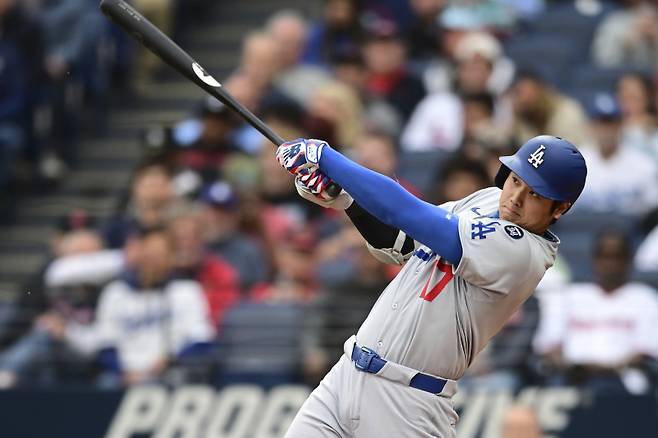 <yonhap photo-1939=""> Los Angeles Dodgers' Shohei Ohtani watches his ball after hitting a two run home run off Cleveland Guardians starting pitcher Tanner Bibee during the fourth inning of a baseball game, Tuesday, May 27, 2025, in Cleveland. (AP Photo/David Dermer)/2025-05-28 09:05:47/ <저작권자 ⓒ 1980-2025 ㈜연합뉴스. 무단 전재 재배포 금지, AI 학습 및 활용 금지></yonhap>