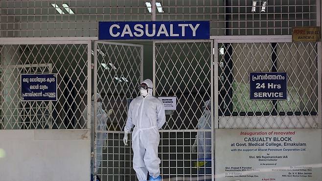 방호복 입은 인도 의료인