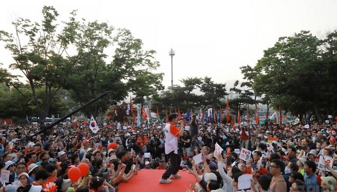 김문수 후보가 26일 오후 서울시 도봉구에 위치한 방학사거리 앞에서 시민들에게 지지를 호소하고 있다. (국민의힘)
