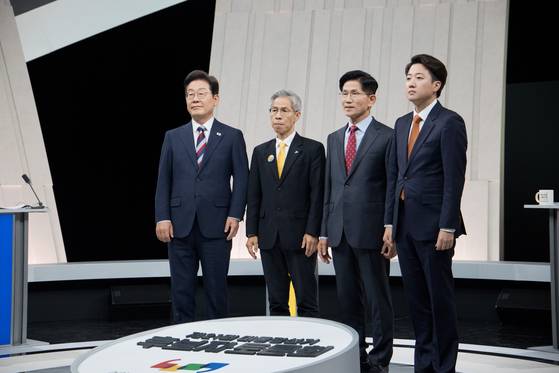 더불어민주당 이재명·민주노동당 권영국·국민의힘 김문수·개혁신당 이준석 대선 후보(왼쪽부터)가 27일 서울 마포구 상암동 MBC 스튜디오에서 진행된 정치 분야 TV토론회에 앞서 포즈를 취하고 있다. 국회사진기자단