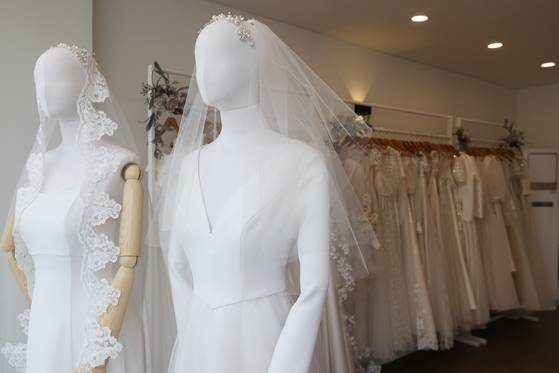 옷걸이 채운 웨딩드레스. 연합뉴스