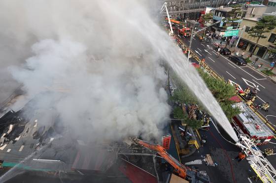 28일 오후 서울 을지로3가역 인근 노후 상가 건물에서 화재가 발생해 소방대원들이 진화작업을 하고 있다. 연합뉴스