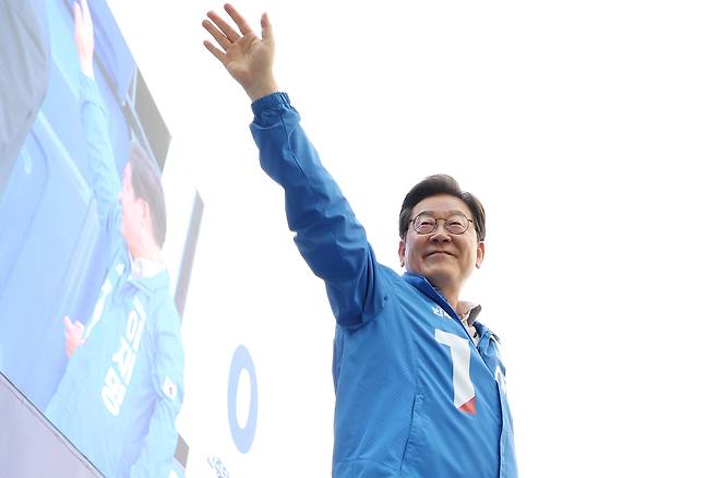 이재명 더불어민주당 대선후보가 28일 서울 성동구 왕십리역 광장에서 유세하고 있다. 김성룡 기자
