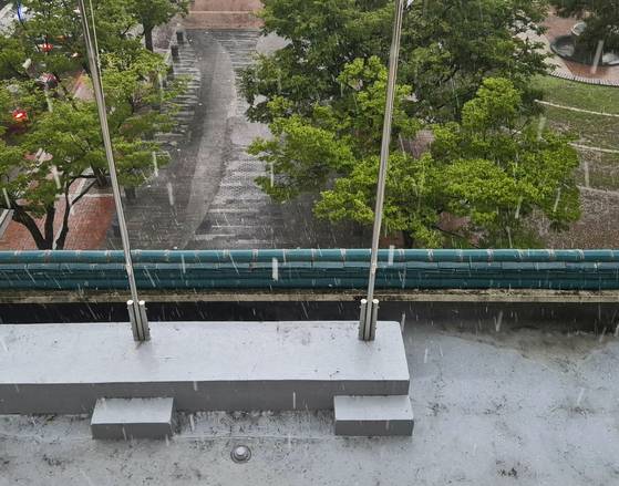 28일 대구 동구 신암동 동구청 일대에 우박과 비가 쏟아지고 있다.