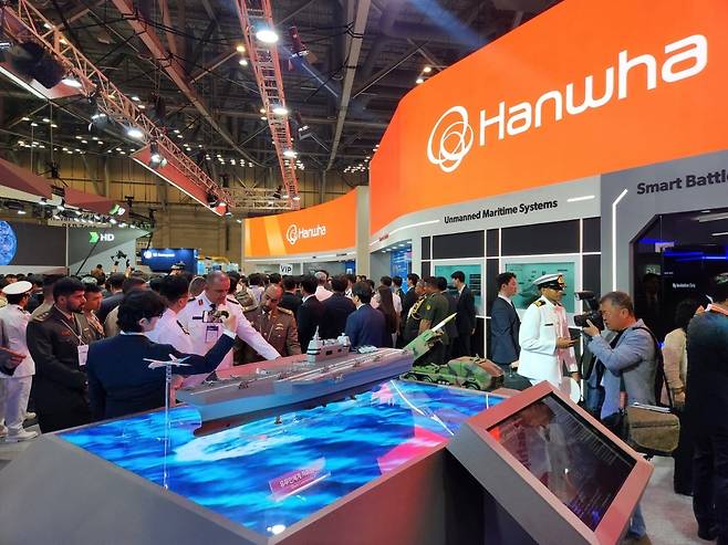 한화 관계자가 해외 군 장성에게 자사 기술을 설명하고 있다. 성상훈 기자