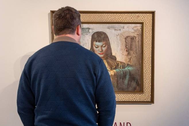 스트라우스앤코에서 예정된 경매를 앞두고 방문객이 러시아 화가 블라디미르 트레치코프의 '동양에서 온 여인' 그림을 살펴보고 있다. /사진=AFP