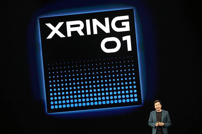 레이쥔 샤오미 회장이 지난 22일 베이징에서 열린 신제품 발표 행사에서 자체 개발 AP ‘쉬안제O1’에 대해 설명하고 있다. 로이터연합뉴스