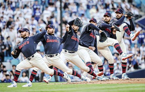 롯데 새 외국인 투수 감보아가 데뷔 무대에서 약점을 노출해 호된 신고식을 치렀다. 사진은 감보아가 투구하는 모습. 롯데 자이언츠 제공