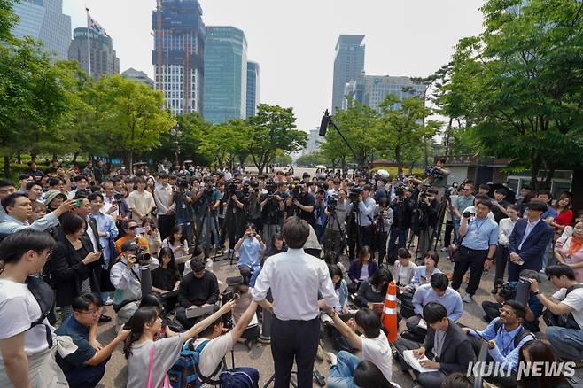 이준석 개혁신당 대선 후보가 28일 서울 영등포구 여의도공원에서 산책 유세를 마치고 취재진을 만나 질의에 답하고 있다.