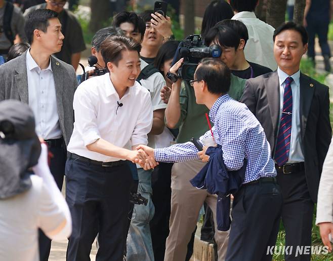 이준석 개혁신당 대선 후보가 28일 서울 영등포구 여의도공원에서 산책하는 시민들을 만나며 유세하고 있다.