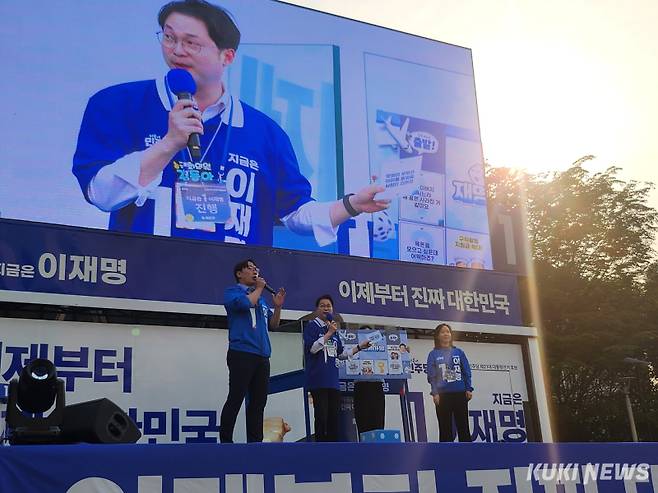 김동아 더불어민주당 의원, 전은수 전 최고위원이 28일 서울 성동구 왕십리역 앞 광장에서 열린 이재명 더불어민주당 대선 후보의 집중 유세에서 청년 공약을 발표하고 있다. 권혜진 기자