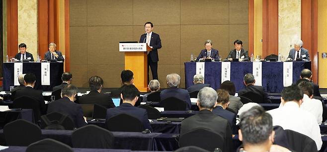 27일 서울 소공동 롯데호텔에서 열린 제57회 한일경제인회의에서 장제국 동서대 총장(SETO포럼 이사장)이 '전환적 정의를 통한 공감의 한일관계로'를 주제로 세션 발표를 하고 있다. 이날 회의에서는 한일 재계와 학계 인사들이 총 8개의 세션 발표를 진행했다. 이충우 기자