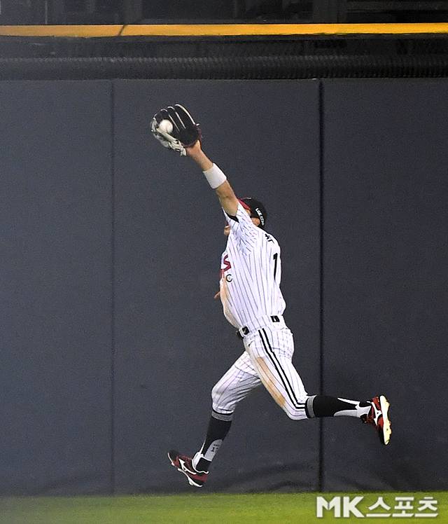 박해민이 27일 잠실 한화전 8회초 1사 후 플로리얼의 타구를 잡아내고 있다. 사진(잠실 서울)=천정환 기자