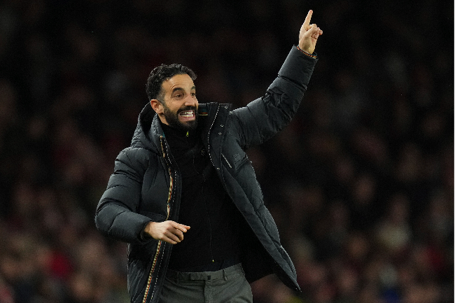 아모림 감독은 “페르난데스는 팀이 어려울 때 앞에 나서는 선수다. 힘들 때일수록 공을 피하지 않는다. 부담에 맞서서 극복하려고 한다. 주장이 무엇인지 행동으로 보여주는 선수”라고 극찬했다. 사진=AP=연합뉴스 제공