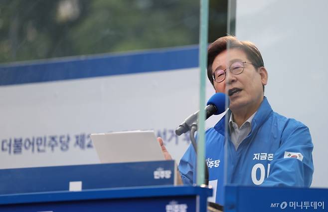 (서울=뉴스1) 이재명 기자 = 이재명 더불어민주당 대통령 후보가 28일 오후 서울 광진구 어린이대공원역에서 시민들에게 지지를 호소하고 있다. (공동취재) 2025.5.28/뉴스1 Copyright (C) 뉴스1. All rights reserved. 무단 전재 및 재배포, AI학습 이용 금지. /사진=(서울=뉴스1) 이재명 기자
