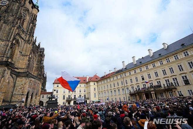 페트르 파벨(오른쪽 발코니) 체코 대통령이 프라하성에서 지지자들에게 연설하고 있다. 2023.03.10./AP=뉴시스