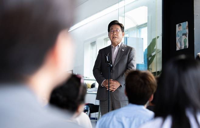 이재명 더불어민주당 대통령 후보가 김문수 국민의힘 후보와 이낙연 새미래민주당 상임고문이 김문수 후보 당선 시 공동정부 구성과 개헌을 추진하기로 한 데 대해 "해괴하지 않냐"고 비판했다. 사진은 이재명 더불어민주당 대통령 후보가 28일 오후 서울 강남구의 한 스튜디오에서 열린 '1400만 개미와 한배 탔어요' 유튜브 라이브를 마친 후 백브리핑을 하고 있는 모습. /사진=뉴스1