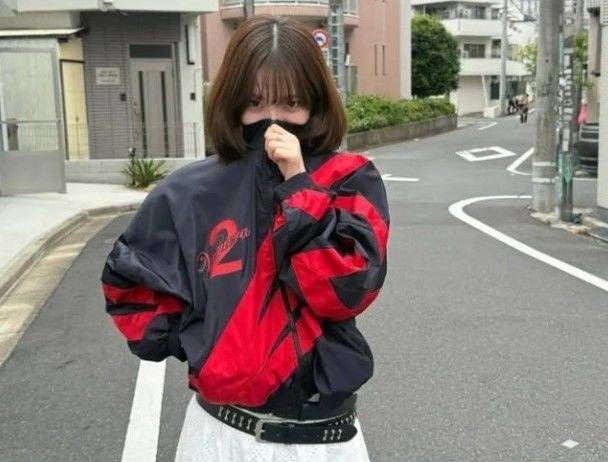 걸그룹 에스파 멤버 카리나가 빨간색 숫자 ‘2’가 적힌 점퍼를 착용한 사진을 소셜미디어(SNS)에 게재해 정치색 논란에 휩싸였다. SNS 캡처