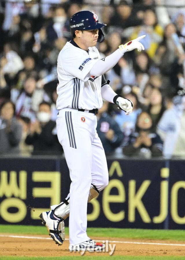 2025년 4월 25일 오후 서울 잠실구장에 진행된 '2025 신한 SOL뱅크 KBO 리그' 롯데 자이언츠와 두산 베어스의 경기. 두산 양석환이 6회말 1사 2루서 1타점 적시타를 친 뒤 기뻐하고 있다./마이데일리