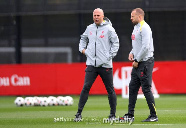 아르네 슬롯 감독과 욘 헤이팅아 수석코치. /게티이미지코리아