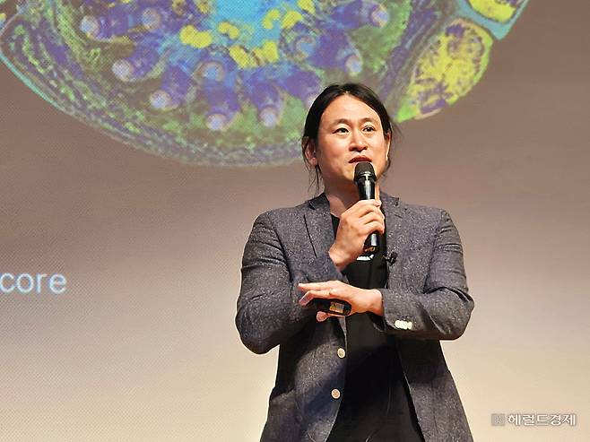 백준호 퓨리오사AI 대표가 27일 서울 마포구 서강대학교 이냐시오관에서 ‘AI 반도체 : 글로벌 기술 격전지에서의 승부’를 주제로 특별강연을 하고 있다. 김현일 기자