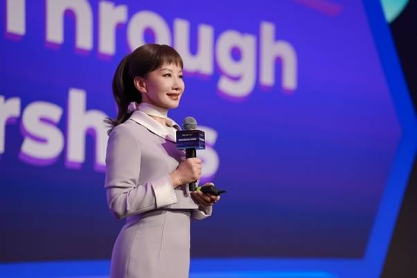 제인 순(Jane Sun) 트립닷컴 그룹 CEO가 지난 26일 ‘Envision.2025’ 현장에서 자사의 미래 비전을 설명하고 있다.