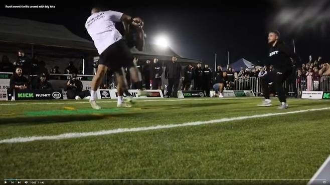 뉴질랜드에서 유행 중인 ‘럭비태클 챌린지’ 모습. [뉴질랜드헤럴드 홈페이지 캡처‘