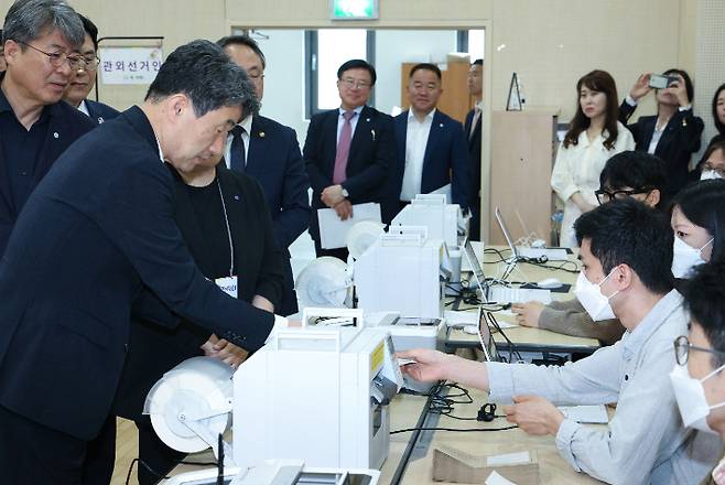 이주호 대통령 권한대행 부총리 겸 교육부 장관이 28일 서울 종로구 종로1·2·3·4가동 주민센터 사전투표소를 찾아 관계자로부터 사전투표 모의시험 진행 상황을 점검하고 있다. 연합뉴스