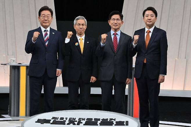 더불어민주당 이재명(왼쪽부터), 민주노동당 권영국, 국민의힘 김문수, 개혁신당 이준석 대선 후보가 27일 서울 마포구 상암동 MBC 스튜디오에서 진행된 정치 분야 TV토론회에 앞서 포즈를 취하고 있다. 국회사진기자단