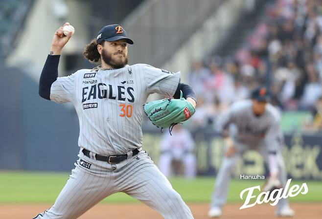 한화 코디 폰세가 28일 LG와 원정에 선발 등판해 역투하고 있다. 한화