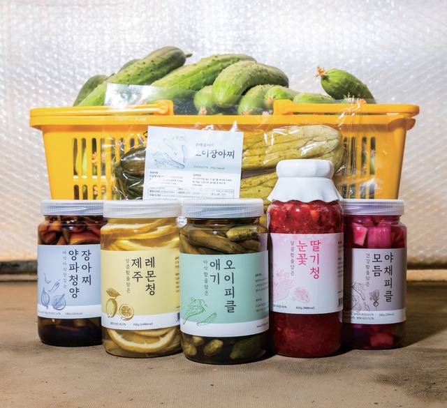 오이 외에 각종 채소로 피클을 만들고 다양한 과일청도 가공하고 있다.