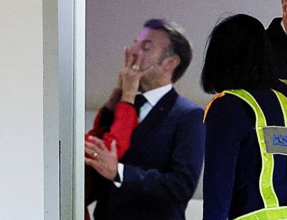 지난 25일(현지시간) 에마뉘엘 마크롱 프랑스 대통령이 동남아시아 순방 첫 번째 국가인 베트남 하노이 노이바이 국제공항에 도착한 뒤 전용기 안에서 부인 브리지트 여사의 손에 얼굴을 맞는 장면. 마크롱 대통령은 그 충격으로 잠시 몸을 휘청였지만 이내 평정심을 되찾고 카메라를 향해 손을 흔들었다. 하노이 로이터 연합뉴스