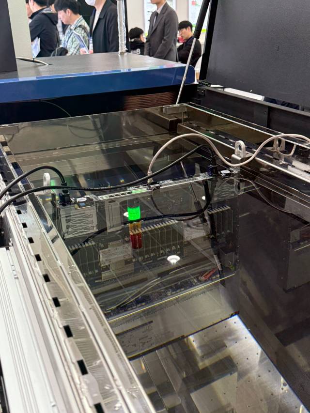 지난달 서울 코엑스에서 열린 ‘HVAC KOREA 2025’ 전시회에서 신성이엔지가 액침냉각시스템을 소개하고 있다. 사진 제공=신성이엔지