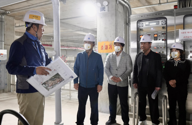 최훈종 대표위원과 박선미 의원이 지난 7일 2024회계연도 중 하남시에서 단일사업으로 가장 큰 규모 사업인 하남 유니온파크 내 ‘공공하수처리시설 증설사업’ 현장을 살펴보고 있다. 사진 제공=하남시의회