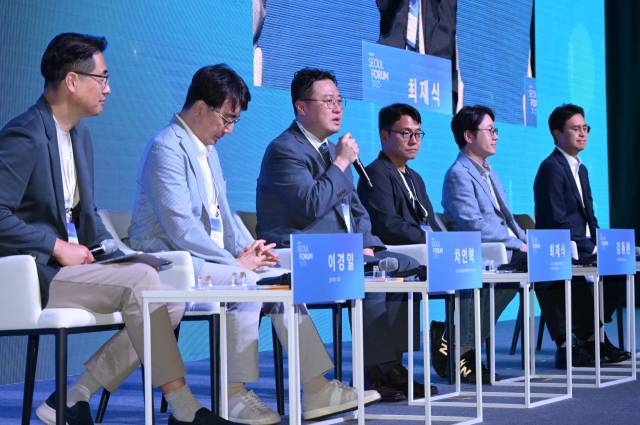 28일 서울 중구 신라호텔에서 열린 서울포럼 2025 메인세션 세션2에서 패널들이 토론을 하고 있다. 왼쪽부터 이경일 솔트룩스 대표, 차인혁 GIST AI정책전략대학원 석학교수, 최재식 KAIST 김재철 AI 대학원 교수, 김동환 포티투마루 대표이사, 임우형 LG AI연구원 상무, 변계풍 이스트소프트 AI사업 본부장. 성형주 기자