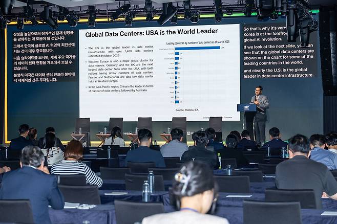 28일 서울 영등포구 페어몬트 앰배서더 서울 그랜드볼룸에서 열린 '시사저널 미래포럼 2025'에서 라지브 비스와스 아시아 태평양 이코노믹스 대표의 발표를 청중들이 지켜보고 있다. ⓒ시사저널 최준필