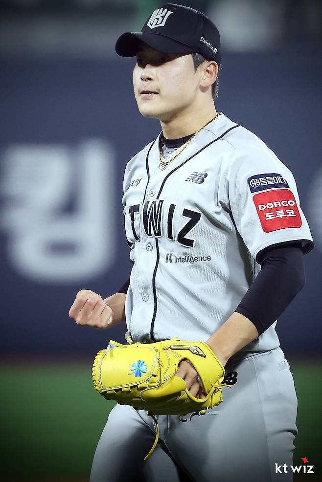KT 마무리투수 박영현이 27일 수원KT위즈파크에서 열린 두산과 홈경기에 구원등판해 2-1 승리를 지켜낸 뒤 주먹을 불끈 쥐고 있다. 세이브 부문 1위의 박영현은 올 시즌 40세이브 이상을 너끈히 달성할 태세다. 사진제공|KT 위즈
