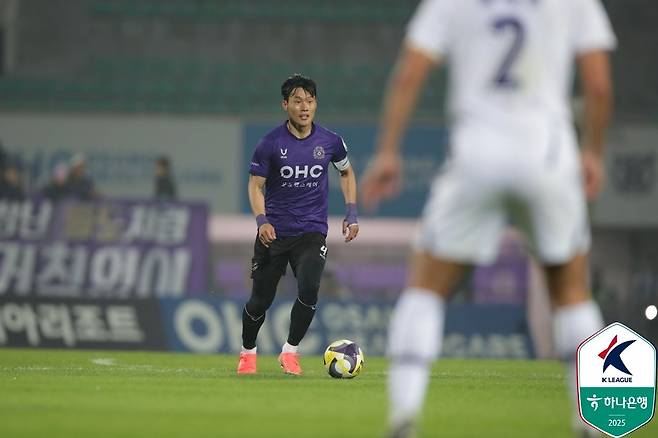 이창용(사진)은 안양 수비의 핵이자 동료들을 이끄는 주장이다. 유병훈 감독은 그에게 “경기장에서 선수들을 잘 이끈다. 감독인 내가 지시하는 것을 그라운드에서 선수들한테 다시 한번 잘 전달해준다”고 칭찬했다. 사진제공|한국프로축구연맹