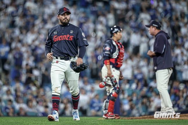 롯데 알렉 감보아(맨 왼쪽)가 27일 대구 삼성전에서 5회 마운드를 내려가고 있다. /사진=롯데 자이언츠 제공