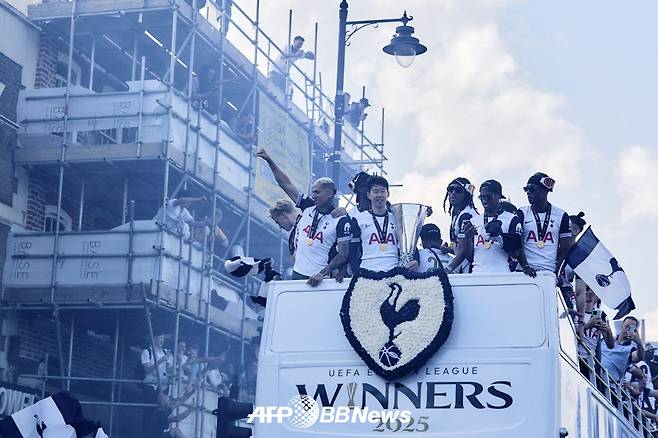 주장 손흥민 등 토트넘 선수들이 2024~2025 UEFA 유로파리그 우승 이후 퍼레이드를 하고 있다. /AFPBBNews=뉴스1