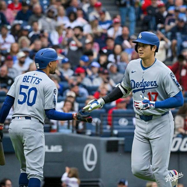 오타니(오른쪽)가 홈런 이후 홈을 밟고 베츠와 하이파이브를 하고 있다. /사진=LA 다저스 공식 SNS