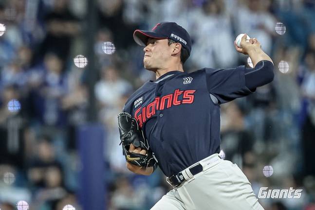 롯데 김진욱이 27일 대구 삼성전에서 7회 투구하고 있다. /사진=롯데 자이언츠 제공